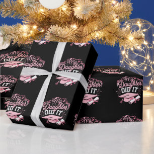 Meine Tochter hat es geschafft Rosa Abschlussfeier Geschenkpapier