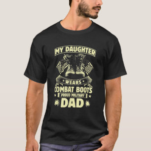 Meine Tochter trägt Kampfstiefel mit einem stolzen T-Shirt