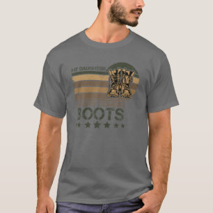 Meine Tochter trägt Kampfstiefel mit stolzem milit T-Shirt