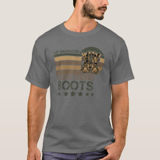 Meine Tochter trägt Kampfstiefel mit stolzem milit T-Shirt
