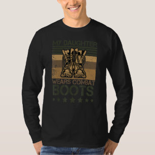 Meine Tochter trägt Kampfstiefel mit stolzem milit T-Shirt