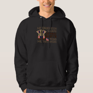 Meine Tochter trägt Kampfstiefel mit stolzer milit Hoodie