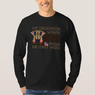 Meine Tochter trägt Kampfstiefel mit stolzer milit T-Shirt