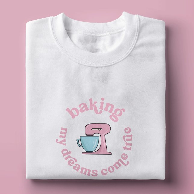 Meinen Traum wahr Pink Cake Baker Funny T-Shirt (Cute girly pink cake baker t-shirt design in pink and white with retro fonts and mixer illustration)