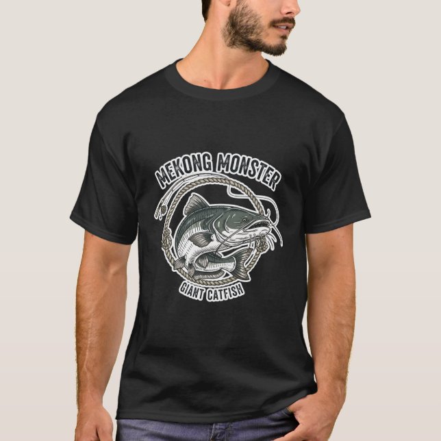 Mekong Catfish Fishing Lover Design – Giant River  T-Shirt (Vorderseite)