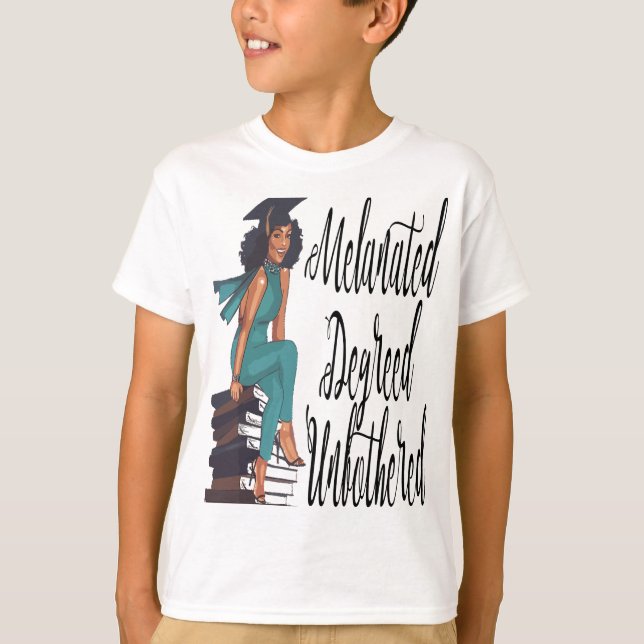 Melanated Degreed Black Girl Magic Abschluss T-Shirt (Vorderseite)