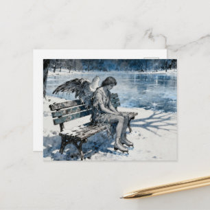 Melancholischer Engel im schneebedeckten Park läuf Postkarte