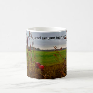 Melancholischer Spätherbst: Rote Hagebutten und gr Kaffeetasse