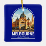 Melbourne Australia Reisen Vintag Keramikornament<br><div class="desc">Melbourne Retrovektor-Reiseschema. Melbourne ist die Hauptstadt des südöstlichen australischen Staat von Victoria. Im Zentrum der Stadt befindet sich der moderne Platz der Föderation mit Plätzen,  Bars und Restaurants am Yarra River.</div>