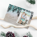 Mele Kalikimaka Beach Foto Holiday Card Feiertagskarte<br><div class="desc">Elegante hawaiianische Weihnachtskarte mit tropischer Meeresküste,  Blätter aus Palmen,  Streicher-Tinkle-Leuchten,  Familienporträt,  in den Sand gezeichnet Sprichwort "mele kalikimaka",  eine personalisierte Nachricht und Ihren Namen.</div>
