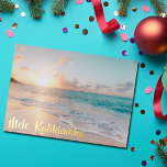 Mele Kalikimaka Beautiful Beach Christmas Gold Folien Feiertagskarte<br><div class="desc">Diese hübschen Weihnachtsfolienkarten am Meer bieten eine wunderschöne Küstenlandschaft bei Sonnenaufgang mit einer schönen Typografie,  die Mele Kalikimaka lautet. Eine niedlich hawaiianische Art,  frohe Weihnachten im Stil zu sagen. Bring mich in diesem Urlaub an den Strand.</div>