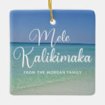 Mele Kalikimaka Beautiful Beach Custom Christmas Keramikornament<br><div class="desc">Dieses hübsche personalisierte Weihnachtsschmuck am Strand bietet eine herrliche Küstenlandschaft mit eleganter Typografie in Weiß,  die Mele Kalikimaka heißt. Eine niedlich hawaiianische Art,  frohe Weihnachten im Stil einer tropischen Insel zu sagen. Bring mich in diesem Urlaub zum Ozean. Passen Sie an und schicken Sie uns als Geschenke.</div>