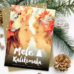 Mele Kalikimaka Brush Script Weihnachtsbaum Foto Feiertagskarte<br><div class="desc">Mit Fett*fa*tin entworfen. Einfach mit eigenen Texten,  Fotos oder Bildern anpassen. Für individuelle Anfragen wenden Sie sich bitte direkt an fat*fa*tin. Es gelten benutzerdefinierte Gebühren. www.zazzle.com/fat_fa_tin www.zazzle.com/color_therapy www.zazzle.com/fatfatin_blue_knot www.zazzle.com/fatfatin_red_knot www.zazzle.com/fatfatin_mini_me www.zazzle.com/fatfatin_box www.zazzle.com/fatfatin_design www.zazzle.com/fatfatin_ink</div>