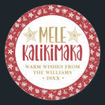 Mele Kalikimaka Christmas Runder Aufkleber<br><div class="desc">Der moderne Weihnachtsaufkleber ist mit der Schrift ''mele kalikimaka'' in roter und goldener Schrift auf rotem Meeresgrund ausgestattet. Personalisieren Sie mit einem Namen und einem Jahr.</div>