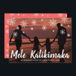 Mele Kalikimaka Hawaiian Beach Foto Weihnachten<br><div class="desc">Mit dieser niedlichen Weihnachtskarte mit dem handgeschriebenen hawaiianischen Gruß "Mele Kalikimaka" und den in Kreide gezeichnet Schneeflocken über Ihr Lieblings-Familienurlaub-Foto verschicken Sie Feiertagssjubeln. Die Rückseite hat ein Schneeflockenmuster über einer Korallenuntergangsfarbe. Sie können die Farbe des Hintergrunds ändern,  indem Sie auf die Schaltfläche "Anpassen" klicken.</div>