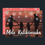Mele Kalikimaka Hawaiian Beach Foto Weihnachten<br><div class="desc">Mit dieser niedlichen Weihnachtskarte mit dem handgeschriebenen hawaiianischen Gruß "Mele Kalikimaka" und den in Kreide gezeichnet Schneeflocken über Ihr Lieblings-Familienurlaub-Foto verschicken Sie Feiertagssjubeln. Die Rückseite hat ein Schneeflockenmuster über einer Korallenuntergangsfarbe. Sie können die Farbe des Hintergrunds ändern,  indem Sie auf die Schaltfläche "Anpassen" klicken.</div>