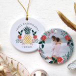 Mele Kalikimaka | Hawaiianisches WeihnachtsFoto Keramikornament<br><div class="desc">Feierliche Feiertagsschmuck mit einer Weihnachtsanananassemodelle,  flankiert von roten Poinsettia-Blume und grüner Heiliger,  mit dem hawaiianischen Weihnachtsgrüßen "Mele Kalikimaka" oben gebogen. Personalisieren Sie sich mit dem Jahr für einen tropischen Chic Urlaub Sake,  und fügen Sie ein Lieblings-Foto auf der Rückseite,  umgeben von passenden Lorals und Zweige.</div>