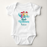 Mele Kalikimaka Mermaid Niedlich Beach Christmas Baby Strampler<br><div class="desc">Mele Kalikimaka Mermaid Custom Baby Bodysuit. Ein niedliches hawaiianisches Frohe Weihnachtsdesign mit 3 hübschen Meerjungfrauen mit Weihnachtsmannmützen und grünen Bikinis über dem Ozeanblau. Ein wunderschönes Strandgeschenk für ein Mädchen,  das Hawaii Liebe hat.</div>
