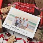 Mele Kalikimaka Modernes Minimales Foto Feiertagskarte<br><div class="desc">Freuen Sie sich auf diese stilvolle und schicke Urlaubskarte. Mit elegantem und modernem Pinselskript,  das "Mele Kalikimaka" mit einer gebürsteten Farbstruktur sagt.</div>