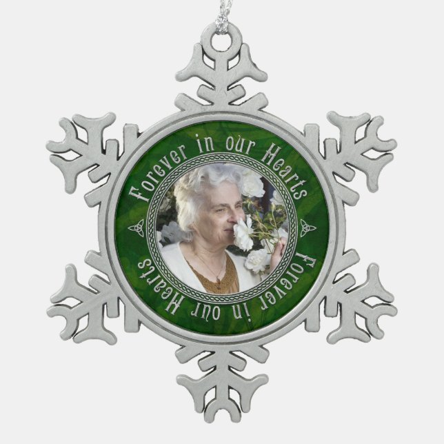 Memorial Foto Weihnachten Grün Silver Celtic Knote Schneeflocken Zinn-Ornament (Vorderseite)