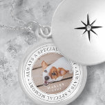 Memorial für Haustiere immer ein besonderes Gedäch Medaillon<br><div class="desc">Dieses einfache und klassische Design besteht aus Serifentypografie und fügt ein benutzerdefiniertes Foto hinzu. "Immer ein spezieller Speicher"</div>