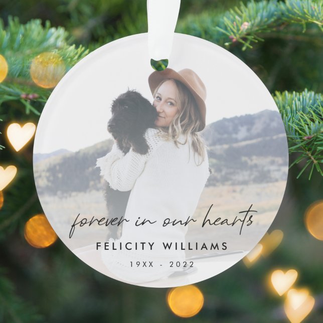 Memorial Keepake | Forever in unserem Herz-Foto Ornament (This photo memorial Christmas tree home decor ornament is a beautiful tribute to your loved one)