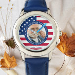 Memorial Patriotic American Flag Custom Foto Armbanduhr<br><div class="desc">Ehre deinen Geliebten mit einer patriotischen Foto-Gedenkuhr. Diese einzigartige militärische Gedenkuhr ist das ideale Geschenk für sich selbst, Familie oder Freunde, um einem Militärveteranen, Militärsoldaten, Armee, Marineinfanteristen oder gefallenen Soldaten zu Ehren zu kommen. Diese patriotische Gedenkuhr besticht durch eine moderne rot-blaue amerikanische Flagge, Sterne und Streifen. Zitat "In Liebe Erinnerung...</div>
