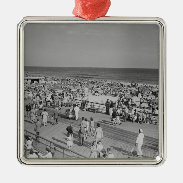 Menge am Strand Silbernes Ornament (Vorne)