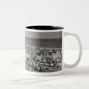 Menge am Strand Zweifarbige Tasse