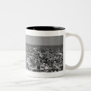 Menge der Leute auf Strand B&W erhöhte Ansicht Zweifarbige Tasse