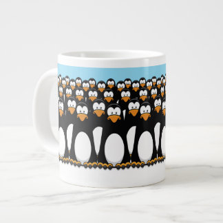Menge lustiger CartoonPenguins auf Schnee Jumbo-Tasse