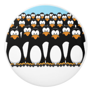 Menge lustiger CartoonPenguins auf Schnee Keramikknauf