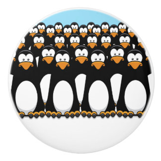 Menge lustiger CartoonPenguins auf Schnee Keramikknauf