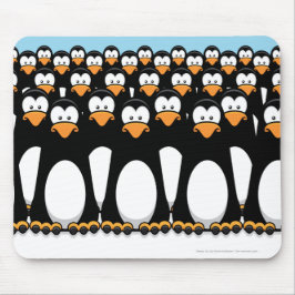 Menge lustiger CartoonPenguins auf Schnee Mousepad