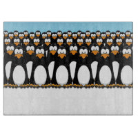 Menge lustiger CartoonPenguins auf Schnee