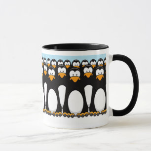 Menge lustiger CartoonPenguins auf Schnee Tasse