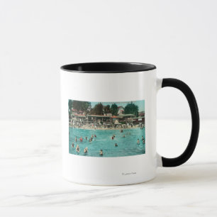 Mengen, die in Alameda BeachAlameda, CA schwimmen Tasse