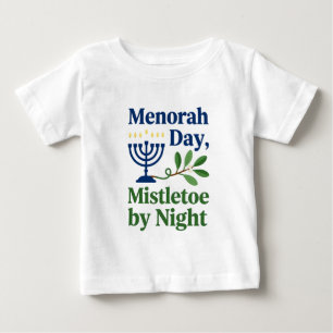 Menora bei Tag Mistelzweig bei Nacht Christmukkah Baby T-shirt