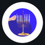 Menorah auf Blue Runder Aufkleber<br><div class="desc">Golden menorah wird für Hanukkah beleuchtet mit einem Stern von David und einem goldenen Hintergrund.</div>