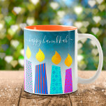 Menorah Candles Happy Hanukkah Skript auf Türkis Zweifarbige Tasse<br><div class="desc">"Happy Hanukkah." Hier ist ein einfacher Weg, jeden Morgen in die Urlaubsstimmung zu kommen. Genießen Sie Ihren Tag mit Ihrem Lieblingsgetränk in dieser farbenfrohen, maßgeschneiderten Hanukkah-Tasse. Eine spielerische, künstlerische Illustration blauer Menorahkerzen mit bunten Imitate-Folienmustern und moderner Typografie überlagert einen türkisfarbenen Farbverlauf zu weißem, texturiertem Hintergrund. Ändern Sie den Gruß, wenn...</div>