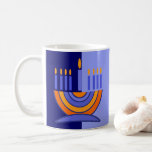 Menorah Entwurfs-Chanukka-Geschenk-Tassen Tasse<br><div class="desc">Glückliches Chanukka. Menorah Entwurfs-Chanukka-Geschenk-Tassen. Zusammenpassende Karten,  Porto-Briefmarken und andere Produkte verfügbar in den jüdischen Feiertagen/in der Chanukka-Kategorie unseres Speichers.</div>