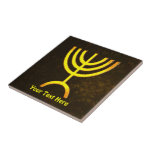Menorah Flame Fliese<br><div class="desc">Eine digitale Darstellung der jüdischen siebenverzweigten Menorah (Hebräisch: מְ נ וֹ רָ ). Passen Sie Ihren eigenen Text an. Die siebenverzweigte Menorah, die im tragbaren Set von Moses in der Wildnis und später im Tempel in Jerusalem verwendet wird, ist seit der Antike ein Symbol des Judentums und das Emblem des...</div>