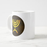 Menorah Flame Jumbo-Tasse<br><div class="desc">Eine digitale Darstellung der jüdischen siebenverzweigten Menorah (Hebräisch: מְ נ וֹ רָ ‎). Die siebenverzweigte Menorah, die im tragbaren Set von Moses in der Wildnis und später im Tempel in Jerusalem verwendet wird, ist seit der Antike ein Symbol des Judentums und das Emblem des modernen Staat Israel. Der Kohanim zündete...</div>