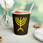 Menorah Flame Paper Cups Pappbecher<br><div class="desc">Eine braune und goldene digitale Darstellung der jüdischen siebenverzweigten Menorah (Hebräisch: מְ נ וֹ רָ ‎). Fügen Sie auf der Rückseite Ihren eigenen Text hinzu. Die siebenverzweigte Menorah, die im tragbaren Set von Moses in der Wildnis und später im Tempel in Jerusalem verwendet wird, ist seit der Antike ein Symbol...</div>