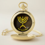 Menorah Flame Taschenuhr<br><div class="desc">Eine digitale Darstellung der jüdischen siebenverzweigten Menorah (Hebräisch: מְ נ וֹ רָ ). Die siebenverzweigte Menorah, die im tragbaren Set von Moses in der Wildnis und später im Tempel in Jerusalem verwendet wird, ist seit der Antike ein Symbol des Judentums und das Emblem des modernen Staat Israel. Der Kohanim zündete...</div>