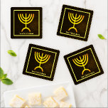 Menorah Flame Untersetzer Set<br><div class="desc">Eine braune und goldene digitale Darstellung der jüdischen siebenverzweigten Menorah (Hebräisch: מְ נ וֹ רָ ). Fügen Sie Ihren eigenen Text hinzu. Die siebenverzweigte Menorah, die im tragbaren Set von Moses in der Wildnis und später im Tempel in Jerusalem verwendet wird, ist seit der Antike ein Symbol des Judentums und...</div>