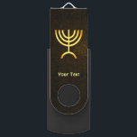 Menorah Flame USB Stick<br><div class="desc">Eine braune und goldene digitale Darstellung der jüdischen siebenverzweigten Menorah (Hebräisch: מְ נ וֹ רָ ). Fügen Sie Ihren eigenen Text hinzu. Die siebenverzweigte Menorah, die im tragbaren Set von Moses in der Wildnis und später im Tempel in Jerusalem verwendet wird, ist seit der Antike ein Symbol des Judentums und...</div>