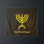 Menorah Flame Wandteppich<br><div class="desc">Eine braune und goldene digitale Darstellung der jüdischen siebenverzweigten Menorah (Hebräisch: מְ נ וֹ רָ ). Fügen Sie Ihren eigenen Text hinzu. Die siebenverzweigte Menorah, die im tragbaren Set von Moses in der Wildnis und später im Tempel in Jerusalem verwendet wird, ist seit der Antike ein Symbol des Judentums und...</div>