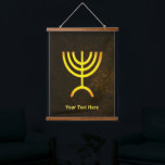 Menorah Flame Wandteppich Mit Holzrahmen<br><div class="desc">Eine braune und goldene digitale Darstellung der jüdischen siebenverzweigten Menorah (Hebräisch: מְ נ וֹ רָ ‎). Passen Sie Ihren eigenen Text an. Die siebenverzweigte Menorah, die im tragbaren Set von Moses in der Wildnis und später im Tempel in Jerusalem verwendet wird, ist seit der Antike ein Symbol des Judentums und...</div>