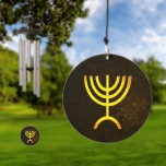 Menorah Flame Windspiel<br><div class="desc">Eine braune und goldene digitale Darstellung der jüdischen siebenverzweigten Menorah (Hebräisch: מְ נ וֹ רָ ‎). Die siebenverzweigte Menorah, die im tragbaren Set von Moses in der Wildnis und später im Tempel in Jerusalem verwendet wird, ist seit der Antike ein Symbol des Judentums und das Emblem des modernen Staat Israel....</div>